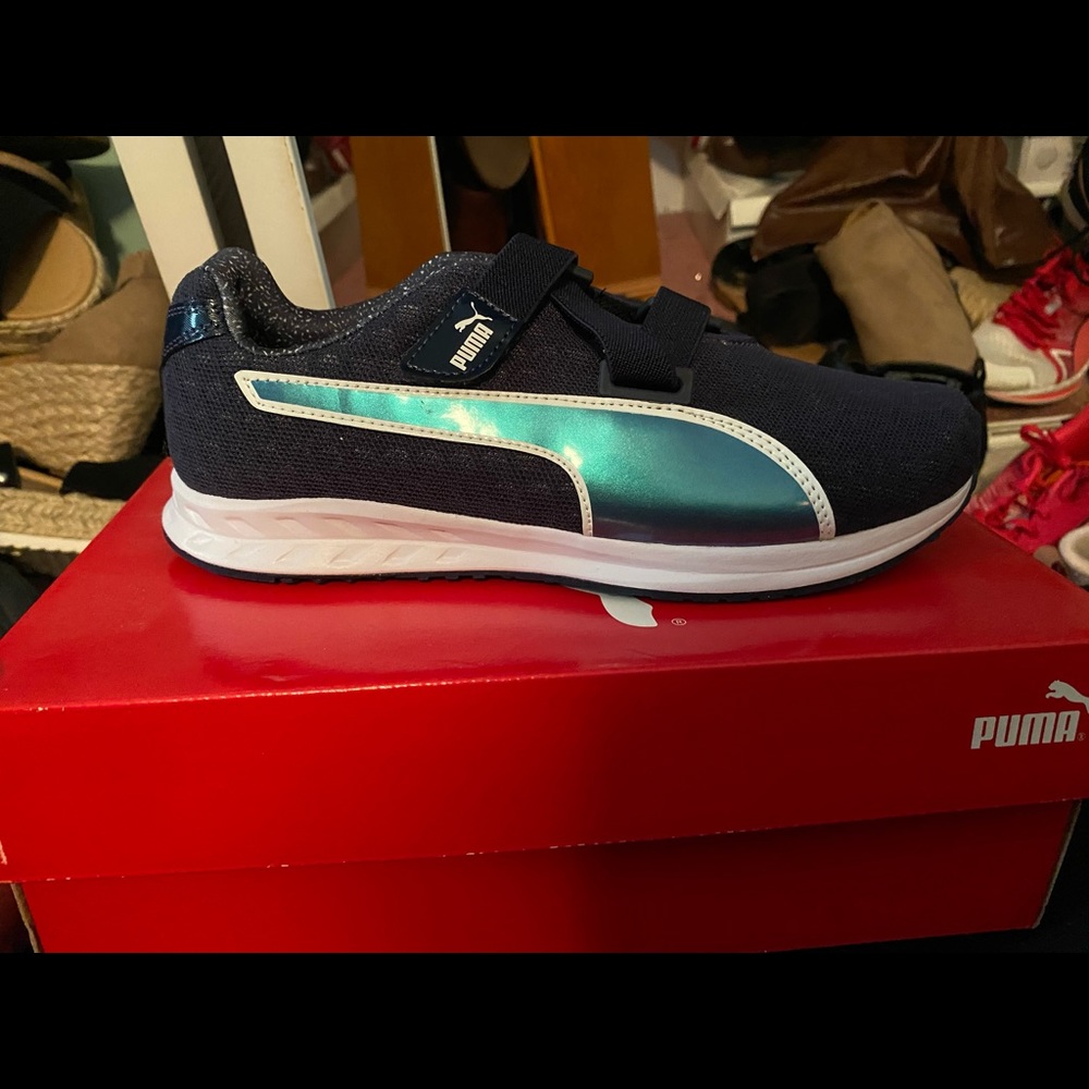 Puma sneakers. Womens